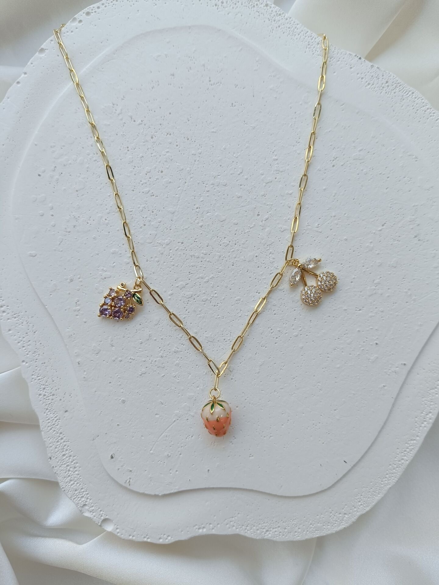 Ataç Model Üzüm Charmlı Kolye