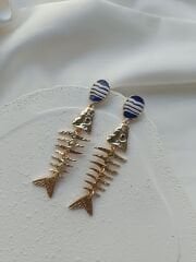 Gold Mavi Detaylı Balık Küpe