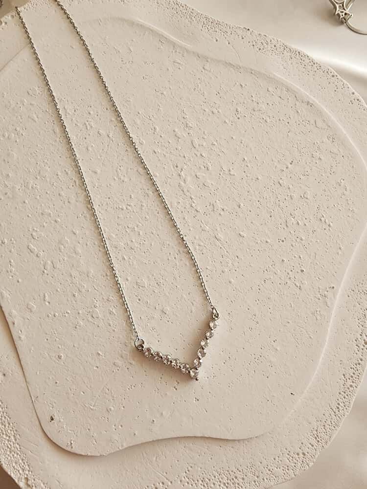 V Silver Taşlı Çelik Kolye