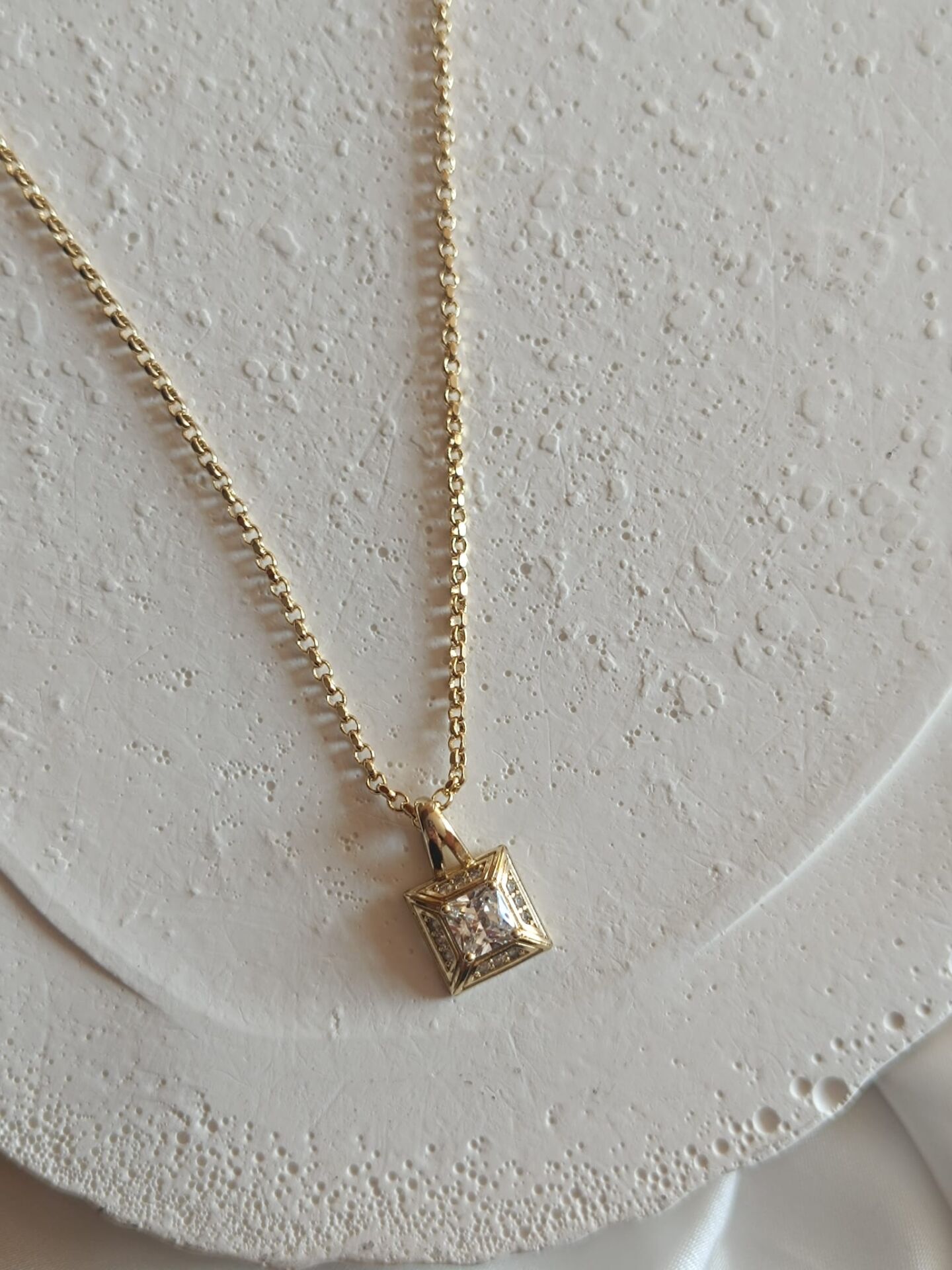 Xuping Tek Taşlı Kolye