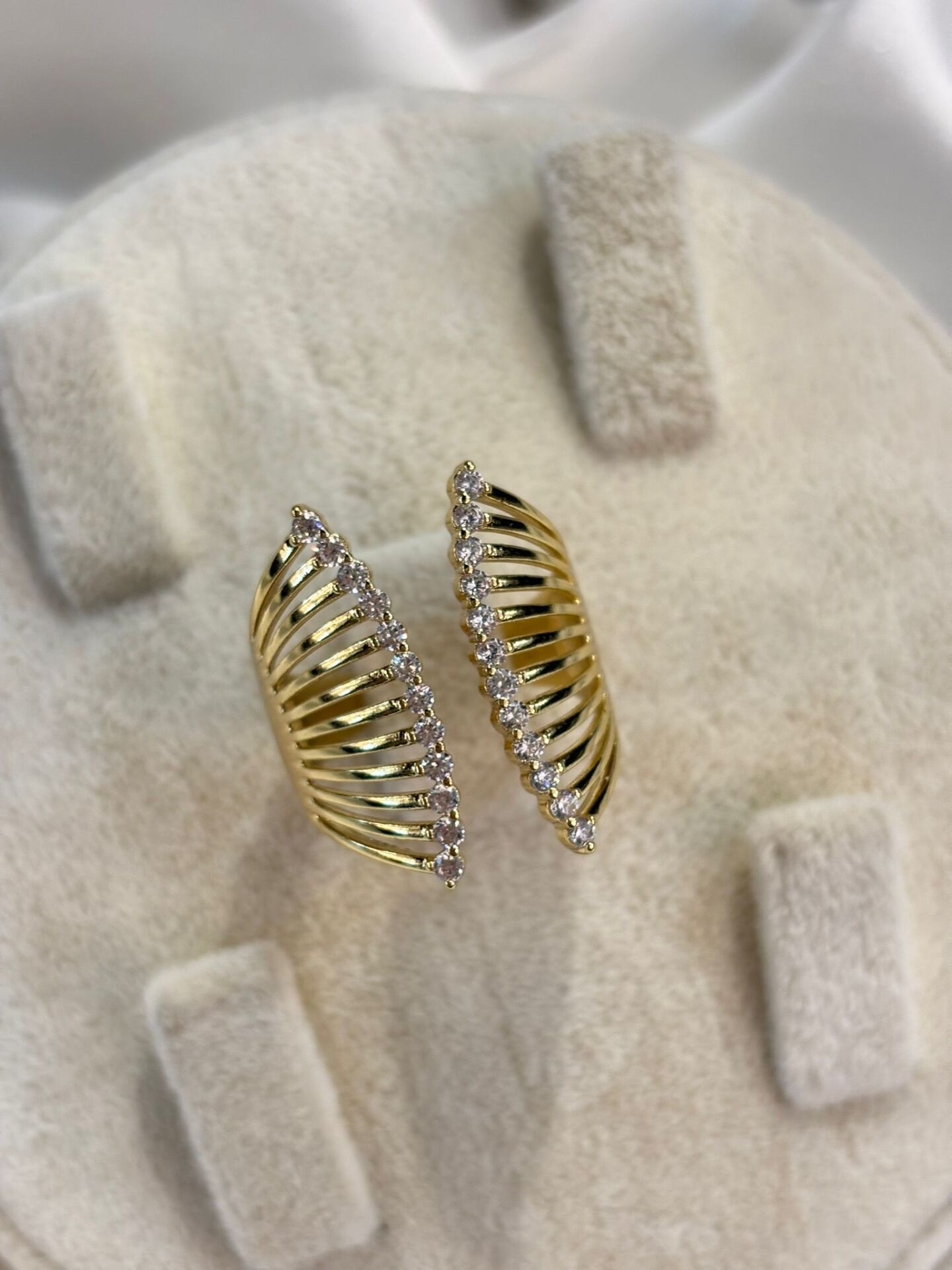 Xuping Ayarlanabilir Gold Sıra Taşlı Yüzük