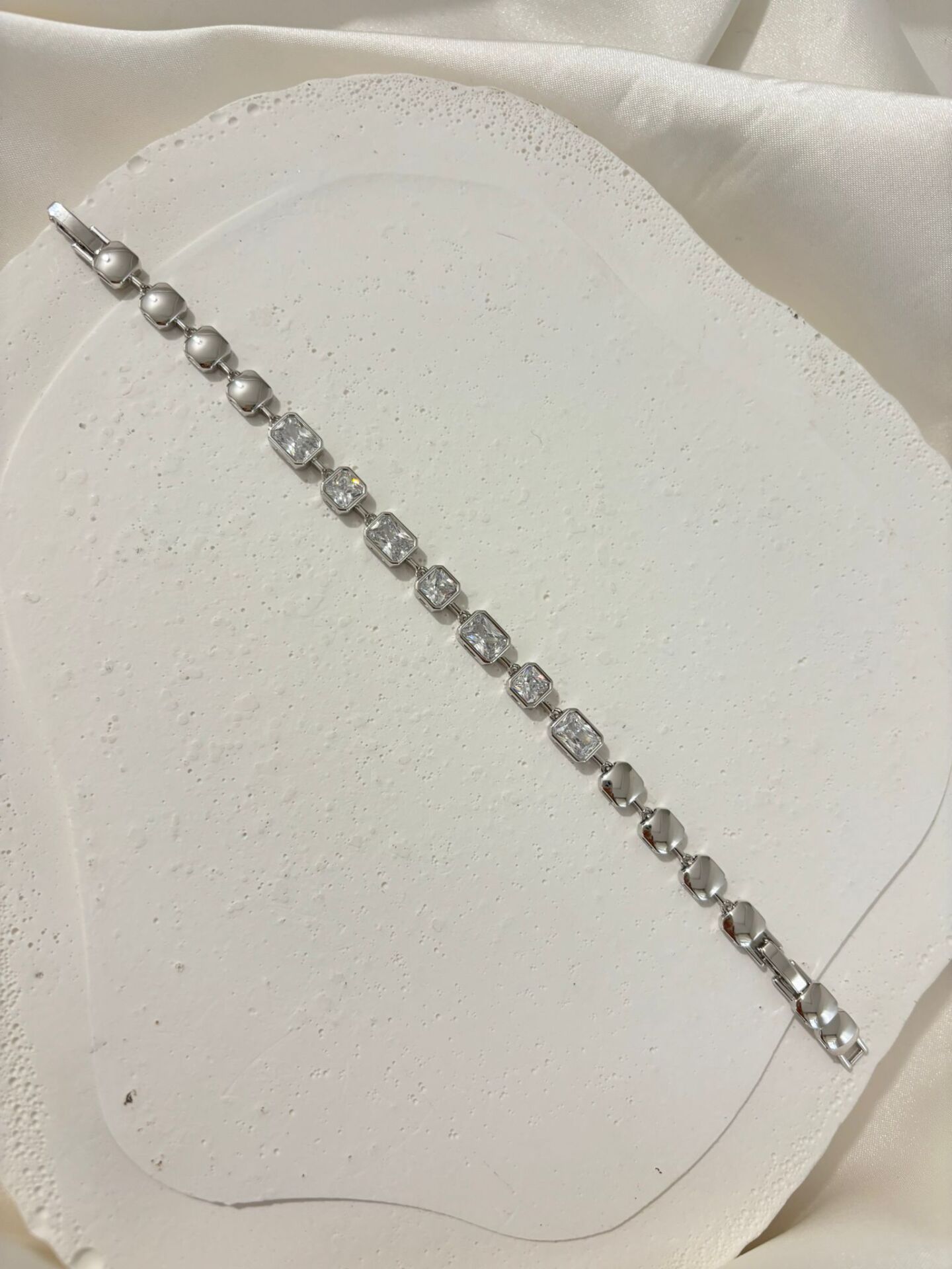 Xuping Sıra Taşlı Kare Kesim Silver Bileklik