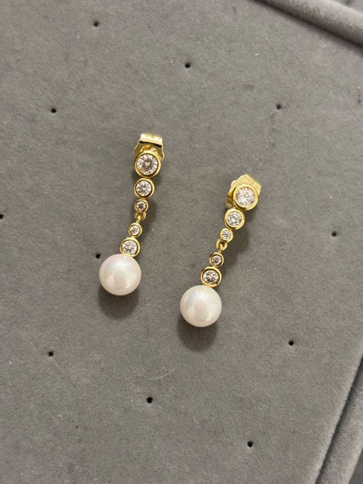 Xuping Sıralı Taşlı İncili Küpe