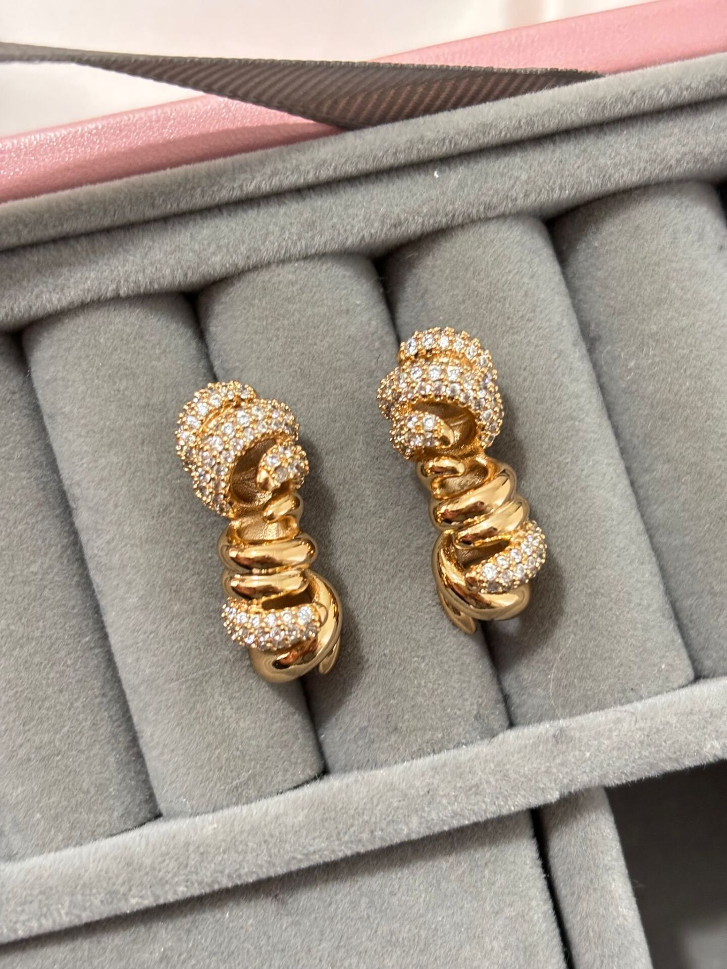 Xuping Rosegold Düğüm Küpe Model