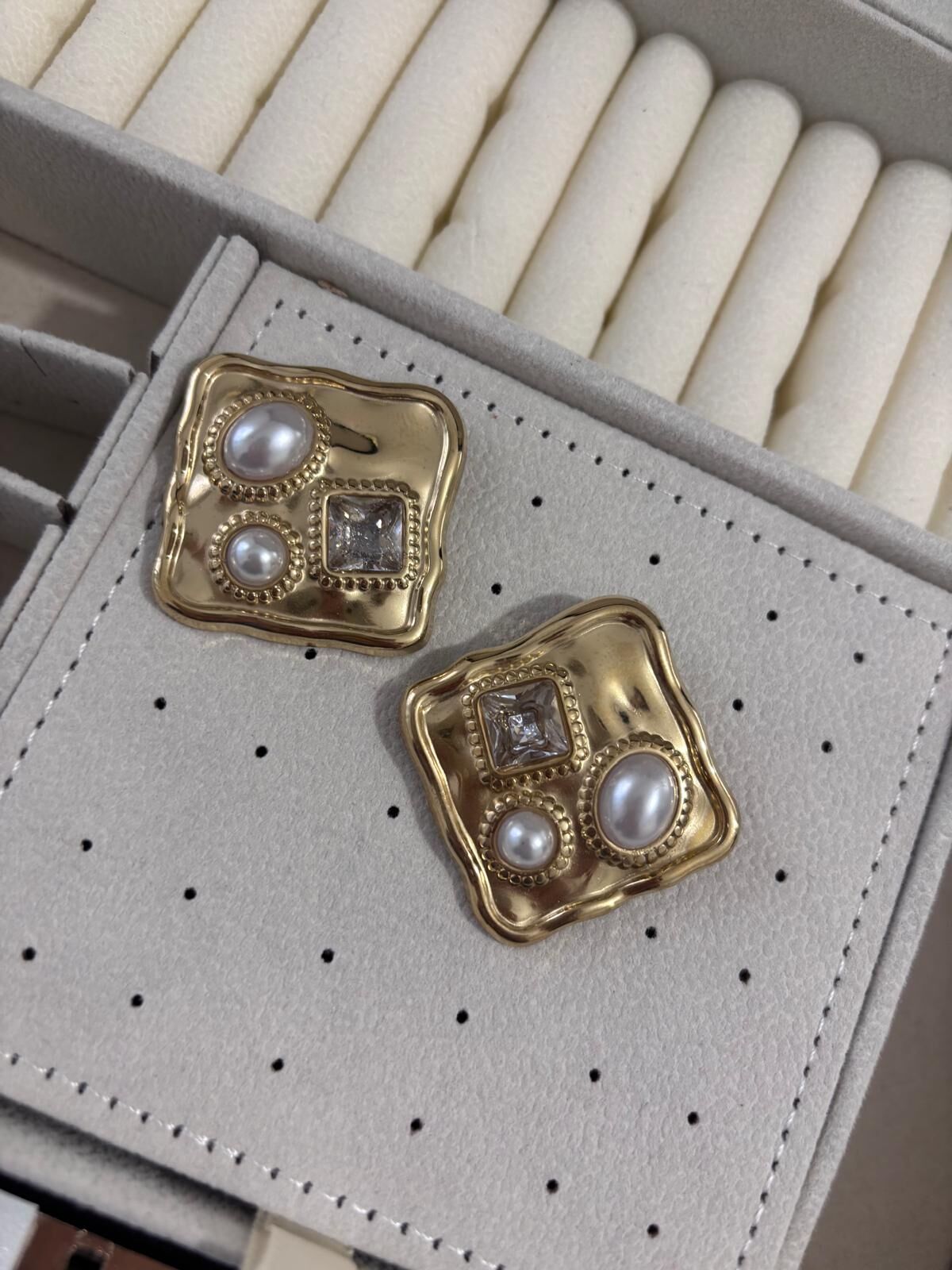 Kare Taşlı-İncili Çelik Küpe