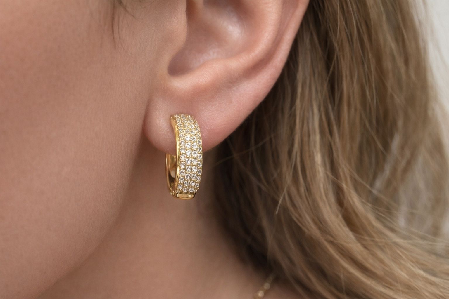 Xuping Gold Taşlı Halka Küpe