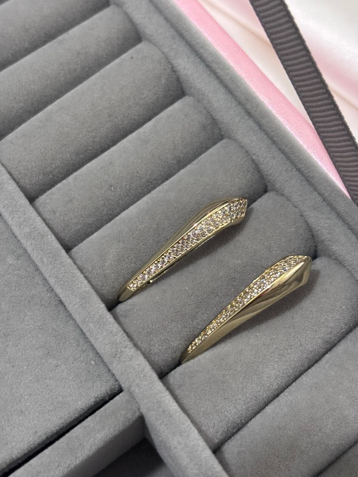 Xuping İnce Uzun Taşlı Küpe