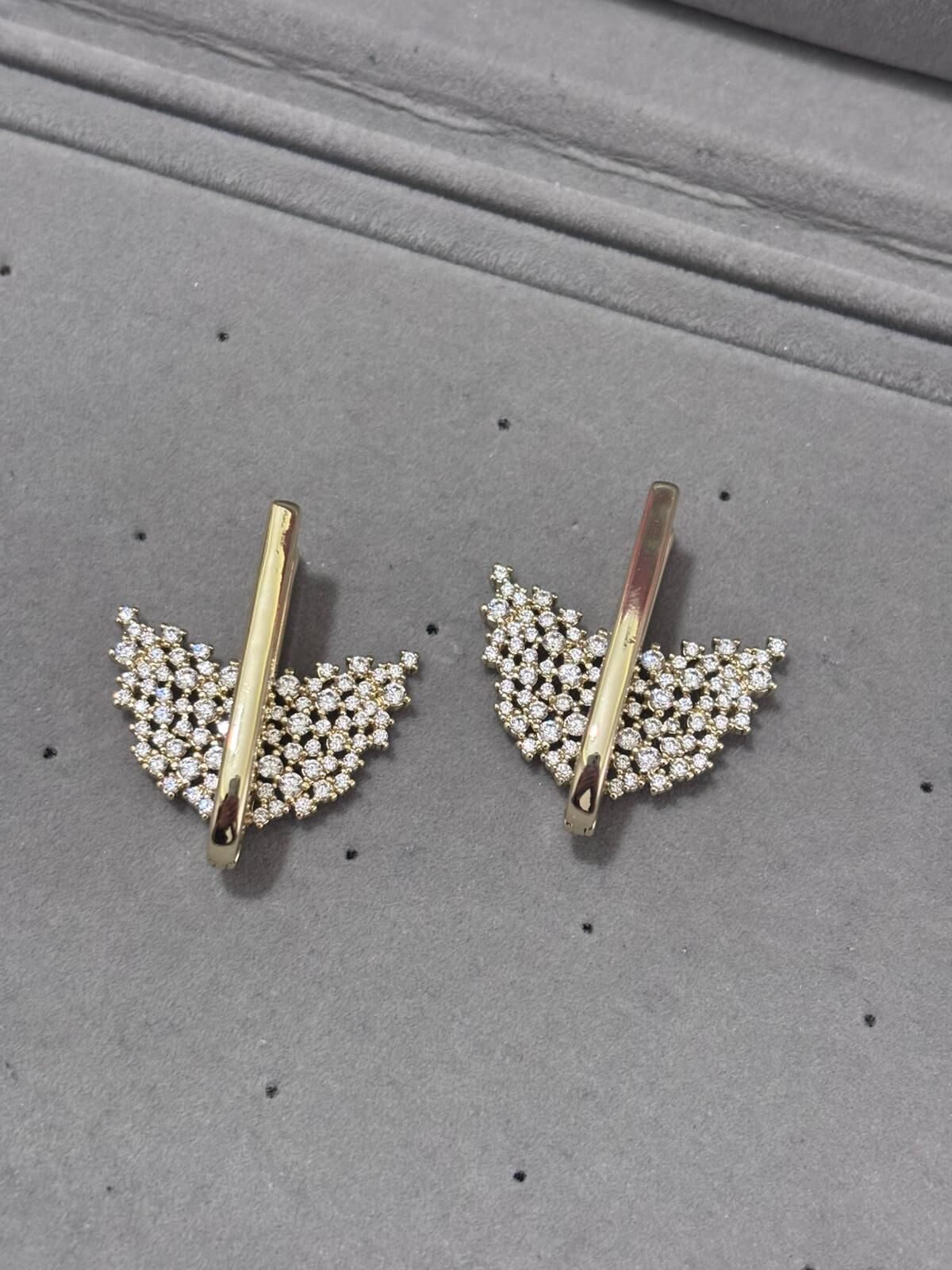 Xuping Taşlı Tasarım Gold Küpe